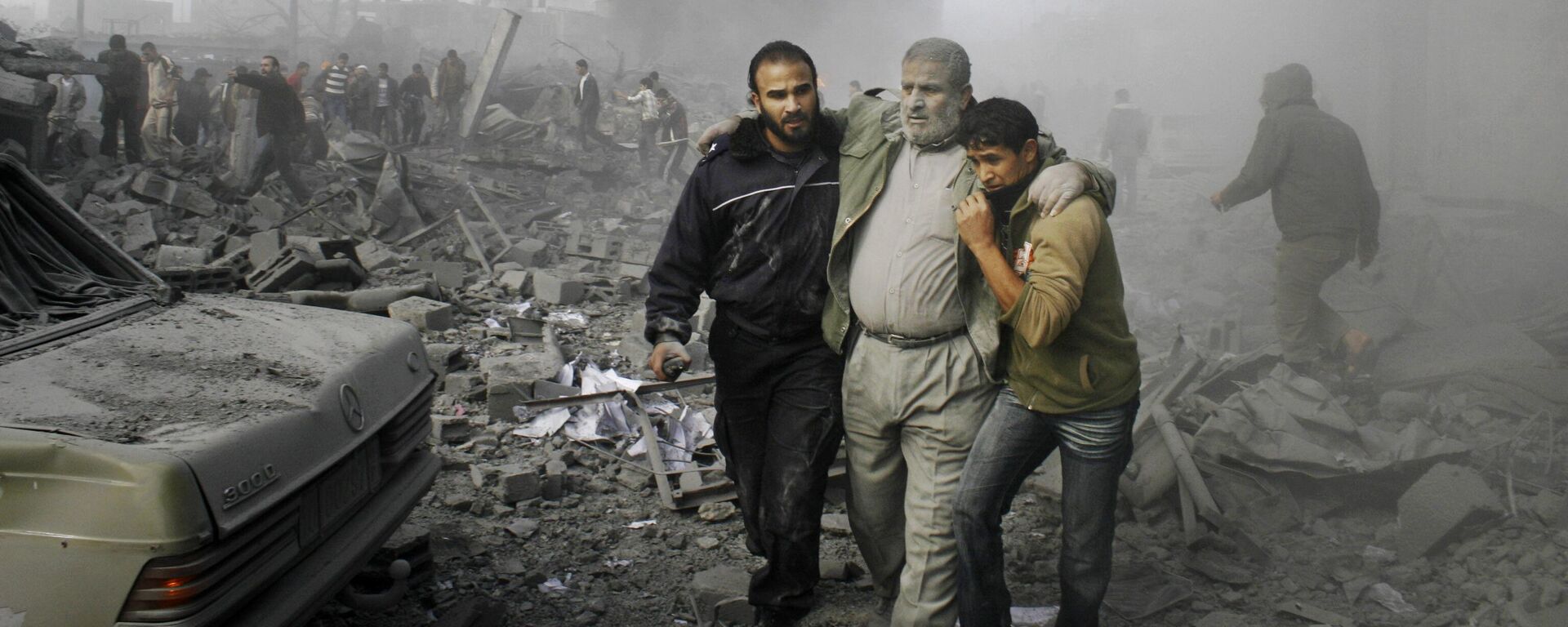 Palestino ferido é resgatado dos escombros após um ataque com mísseis israelense no território de Rafah, governado pelo Hamas, no sul da Faixa de Gaza, em 27 de dezembro de 2008 - Sputnik Brasil, 1920, 12.10.2023