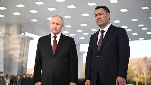 O presidente do Quirguistão, Sadyr Zhaparov, durante as negociações com o presidente russo, Vladimir Putin, em Bishkek nesta quinta-feira (12) - Sputnik Brasil