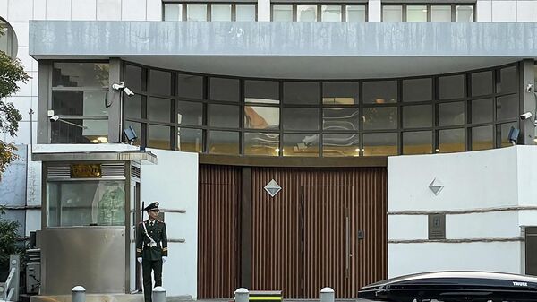 Um policial paramilitar chinês monta guarda na entrada da embaixada israelense em Pequim em 13 de outubro de 2023 - Sputnik Brasil