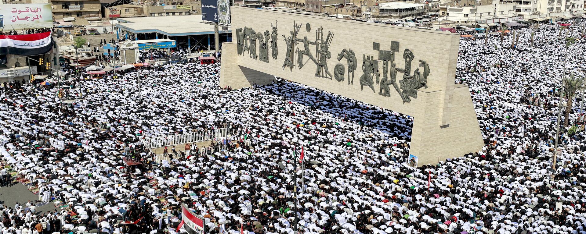 Apoiadores do clérigo xiita iraquiano Moqtada al-Sadr se reúnem para realizar as orações muçulmanas semanais das sextas-feiras na Praça Tahrir, em Bagdá, durante uma manifestação anti-Israel em 13 de outubro de 2023 - Sputnik Brasil, 1920, 13.10.2023