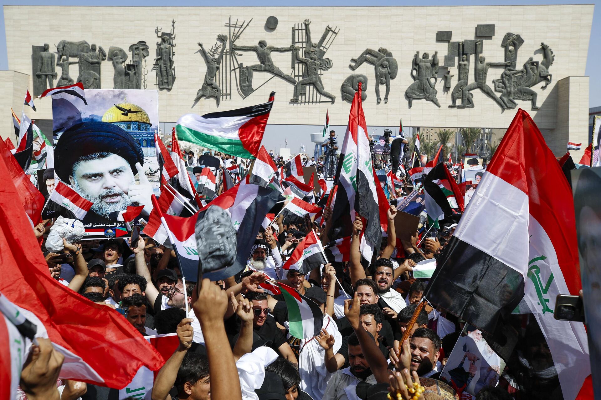 Manifestantes participam numa manifestação anti-israelense na Praça Tahrir, em Bagdá, em 13 de outubro de 2023 - Sputnik Brasil, 1920, 13.10.2023
