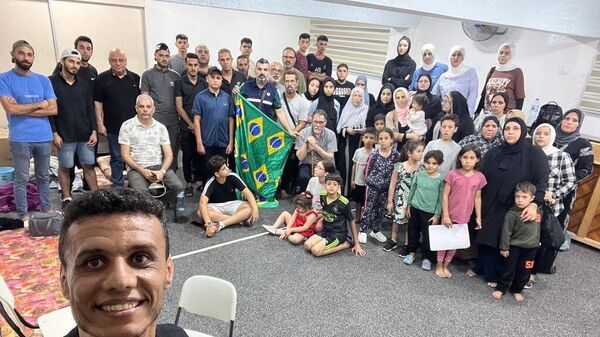 Brasileiros abrigados em escola católica enquanto aguardam resgate. Gaza, 13 de outubro de 2023 - Sputnik Brasil