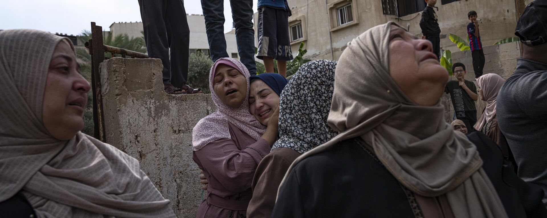 Palestinos lamentam parentes mortos em um ataque aéreo israelense na cidade de Gaza, em 9 de outubro de 2023 - Sputnik Brasil, 1920, 13.10.2023