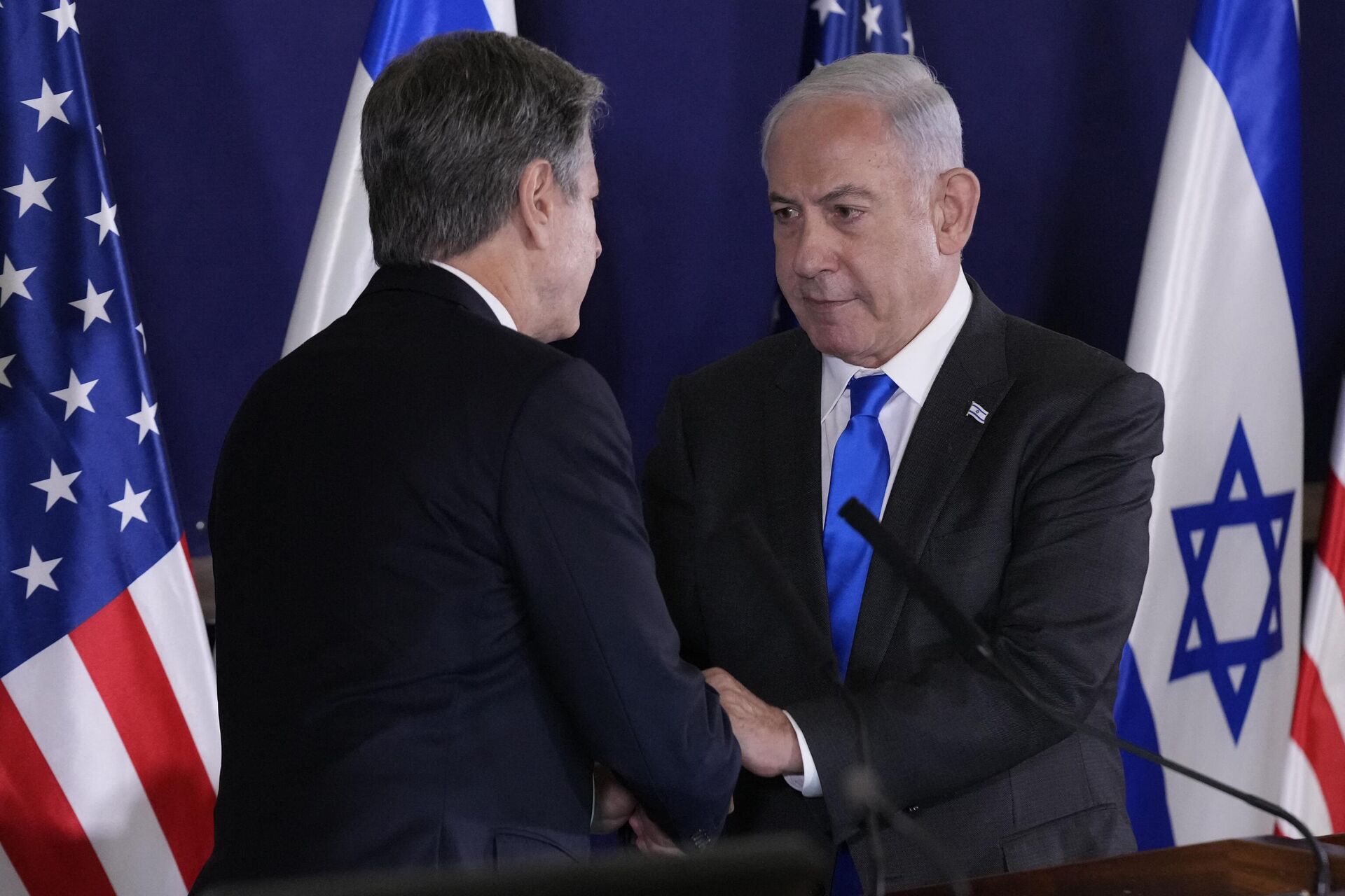 O primeiro-ministro israelense, Benjamin Netanyahu (R), aperta a mão do secretário de Estado dos EUA, Antony Blinken, durante declarações à mídia dentro do Kirya, que abriga o Ministério da Defesa de Israel, após sua reunião em Tel Aviv em 12 de outubro de 2023 - Sputnik Brasil, 1920, 14.10.2023