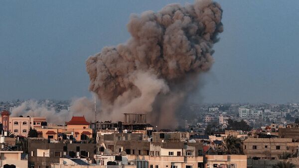 Ondas de fumaça aumentam quando bomba aérea é lançada sobre a Torre Jala durante ataque aéreo israelense na cidade de Gaza, controlada pelo movimento palestino Hamas - Sputnik Brasil