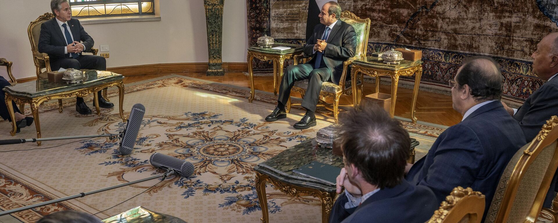 Secretário de Estado dos EUA, Antony Blinken, em reunião com o presidente egípcio, Abdel Fattah al-Sisi, no Cairo (Egito), 15 de outubro de 2023 - Sputnik Brasil, 1920, 16.10.2023