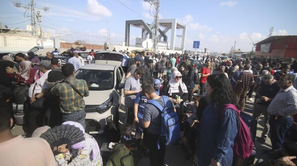 Palestinos se aglomeram na fronteira com o Egito para tentar deixar o território. Faixa de Gaza, 16 de outubro de 2023 - Sputnik Brasil
