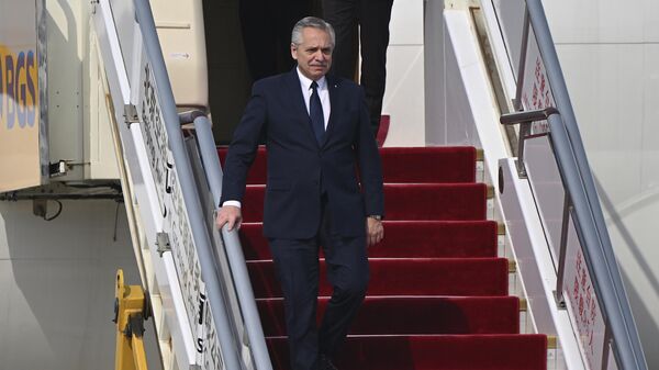 Presidente da Argentina, Alberto Fernández chega ao aeroporto de Pequim, China, 17 de outubro de 2023 - Sputnik Brasil