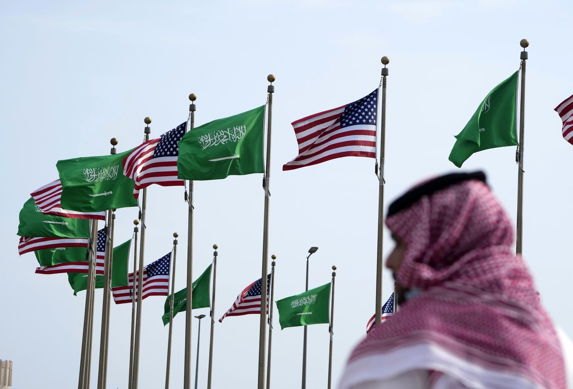 Bandeiras dos EUA e da Arábia Saudita tremulam em praça no contexto da visita do presidente estadunidense, Joe Biden, ao país do Oriente Médio, Jidá, 14 de julho de 2022 - Sputnik Brasil, 1920, 31.05.2024