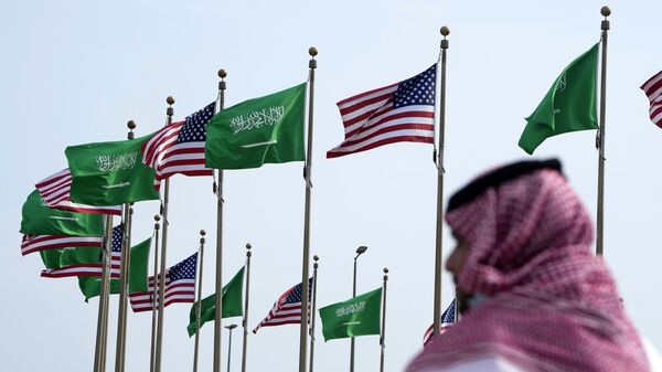 Bandeiras dos EUA e da Arábia Saudita tremulam em praça no contexto da visita do presidente estadunidense, Joe Biden, ao país do Oriente Médio. Jeddah, 14 de julho de 2022 - Sputnik Brasil