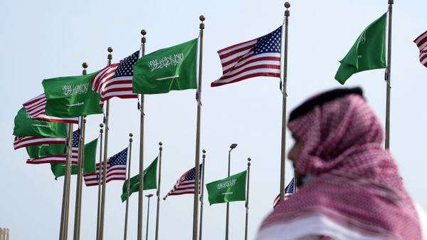 Bandeiras dos EUA e da Arábia Saudita tremulam em praça no contexto da visita do então presidente, Joe Biden, ao país do Oriente Médio. Jidá, 14 de julho de 2022 - Sputnik Brasil