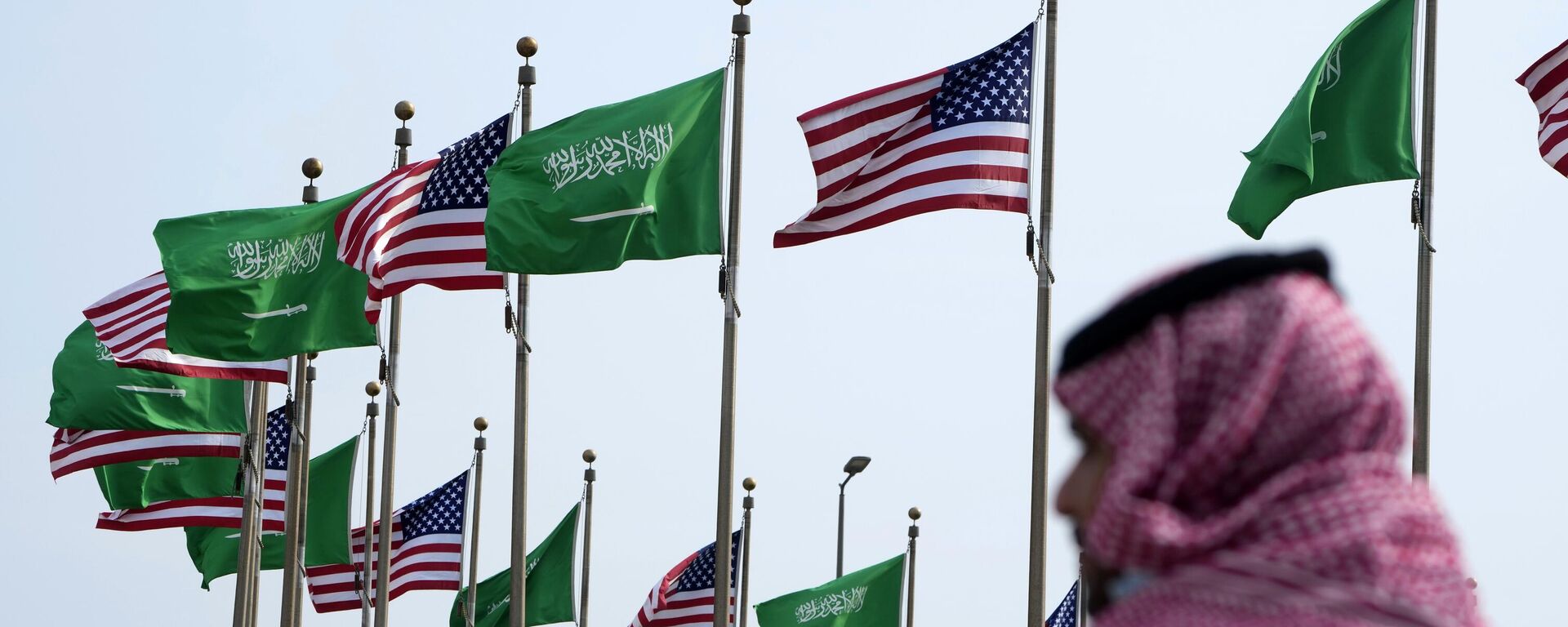 Bandeiras dos EUA e da Arábia Saudita tremulam em praça no contexto da visita do presidente estadunidense, Joe Biden, ao país do Oriente Médio, Jidá, 14 de julho de 2022 - Sputnik Brasil, 1920, 17.10.2023