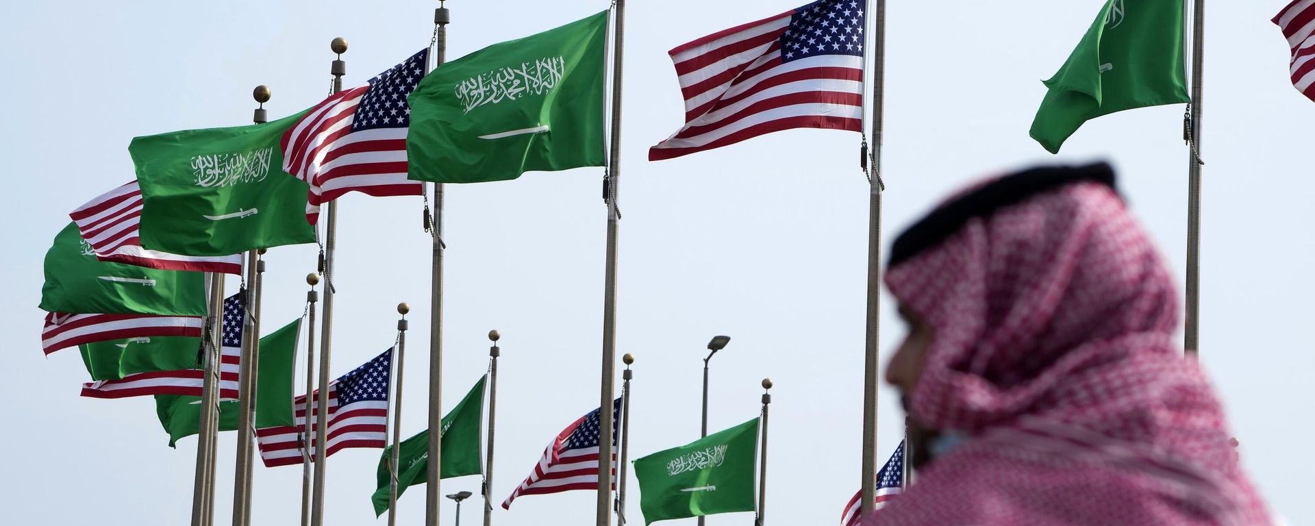 Bandeiras dos EUA e da Arábia Saudita tremulam em praça no contexto da visita do então presidente, Joe Biden, ao país do Oriente Médio. Jidá, 14 de julho de 2022 - Sputnik Brasil, 1920, 22.07.2026