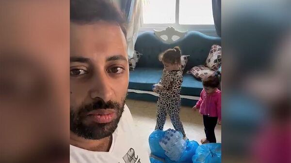 Hasan Rabee, de 30 anos, palestino naturalizado brasileiro, afirmou que ajuda foi feita na casa onde está hospedado, em Khan Yunis. Faixa de Gaza, 17 de outubro de 2023 - Sputnik Brasil