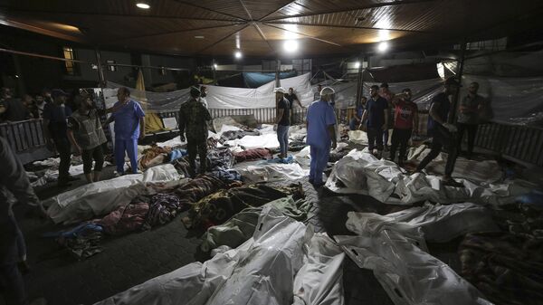 Corpos de palestinos mortos por bombardeio israelense no Hospital Batista  al-Ahli. Gaza, 17 de outubro de 2023 - Sputnik Brasil