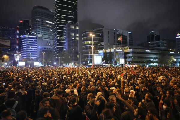Manifestantes saem às ruas na Turquia em apoio ao povo palestino após bombardeio deixar mais de 500 mortos em hospital na Faixa de Gaza. Istanbul, 17 de outubro de 2023 - Sputnik Brasil