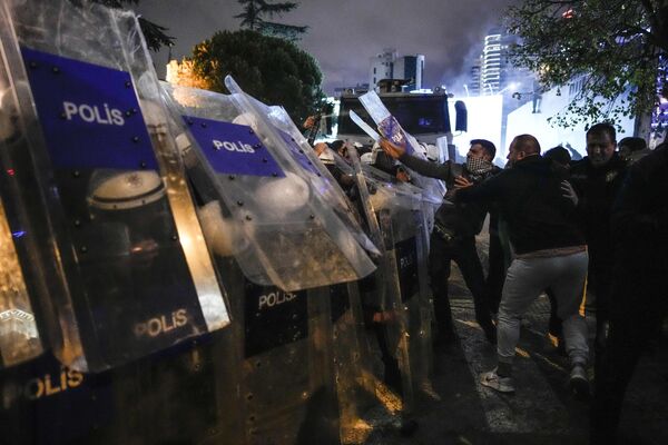 Polícia tenta conter manifestantes durante ato pró-palestina na Turquia. Istanbul, 17 de outubro de 2023 - Sputnik Brasil