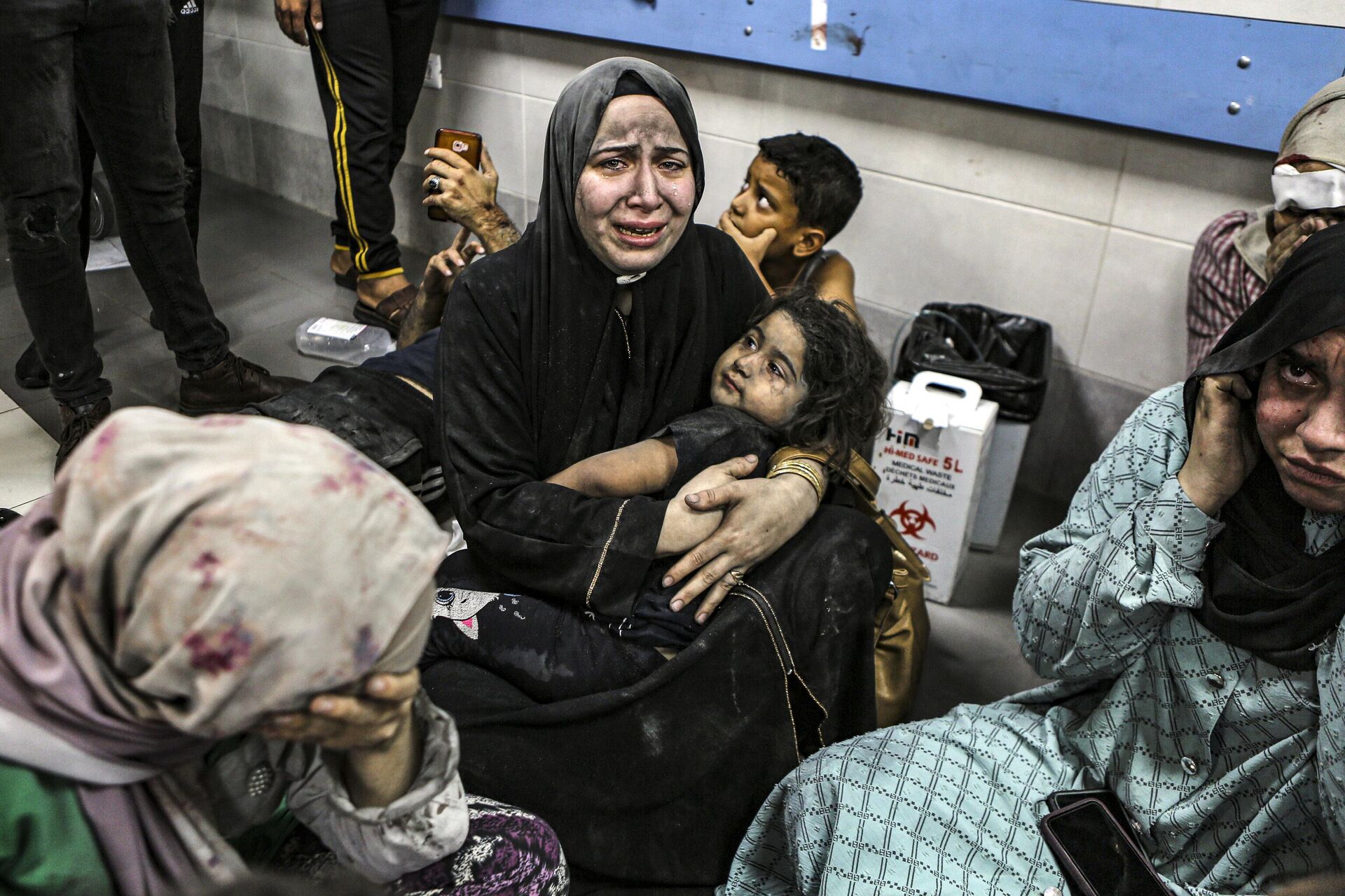 Palestinos feridos pós uma explosão a hospital na Faixa de Gaza são transferidos para outra unidade. Cidade de Gaza, 17 de outubro de 2023 - Sputnik Brasil, 1920, 17.10.2023