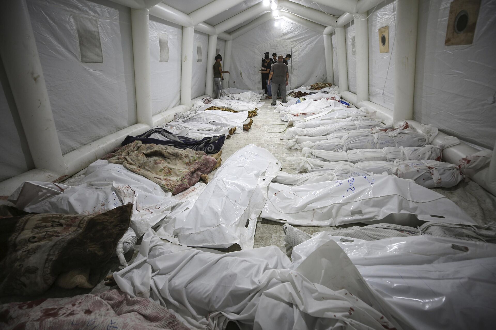 Corpos de pacientes mortos após bombardeio em hospital que deixou pelo menos 500 mortos. Faixa de Gaza, 17 de outubro de 2023 - Sputnik Brasil, 1920, 17.10.2023