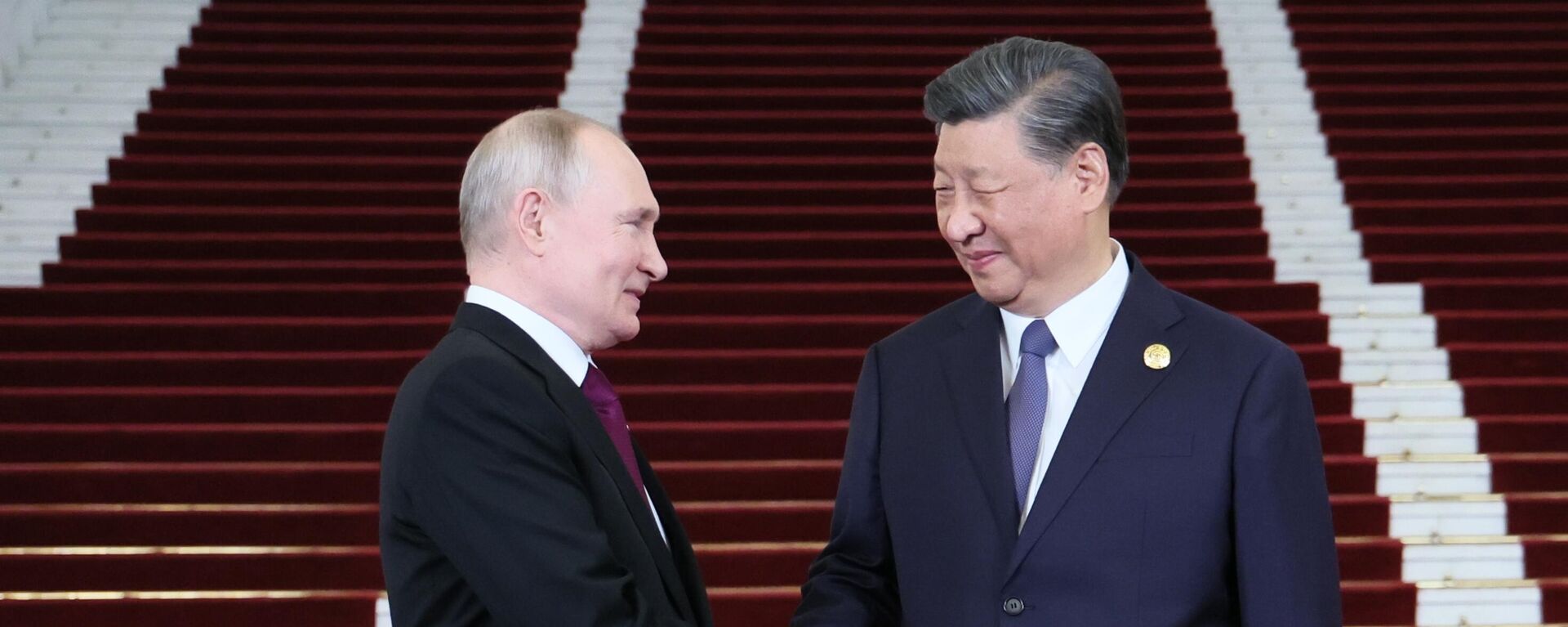 O presidente russo, Vladimir Putin, e o presidente chinês, Xi Jinping, na cerimônia de reunião dos chefes das delegações participantes do 3º Fórum do Cinturão e Rota, em Pequim, em 17 de outubro de 2023 - Sputnik Brasil, 1920, 17.05.2024