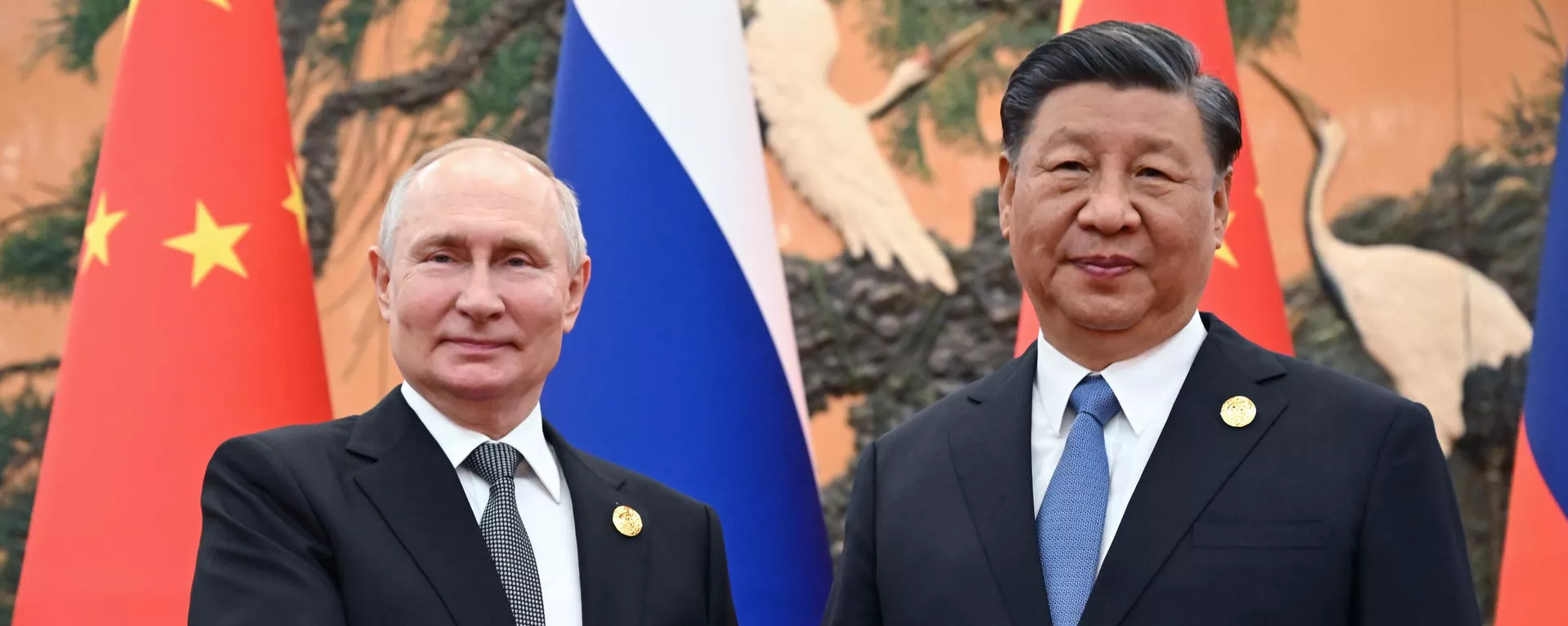 O presidente russo, Vladimir Putin, (à esquerda), e o líder chinês, Xi Jinping, (à direita), durante encontro em Pequim, China, em 18 de outubro de 2023 - Sputnik Brasil, 1920, 05.06.2024