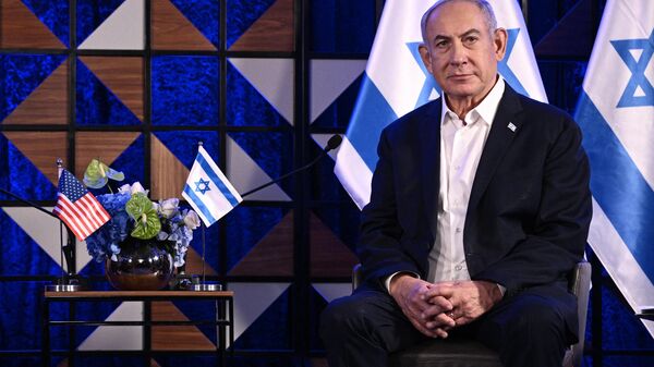 O primeiro-ministro de Israel, Benjamin Netanyahu, olha enquanto se senta ao lado do presidente dos EUA antes da reunião em Tel Aviv em 18 de outubro de 2023 - Sputnik Brasil