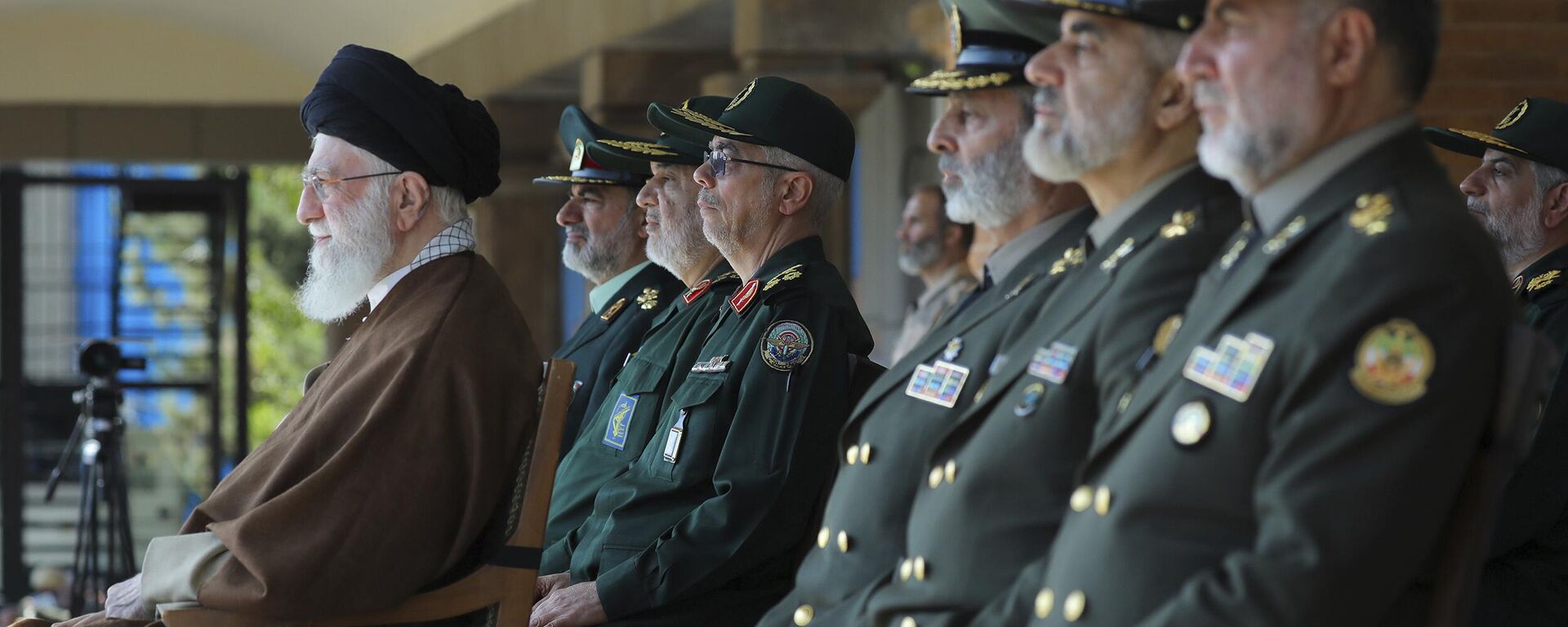 Nesta foto divulgada pelo site oficial do gabinete do líder supremo iraniano, o líder supremo aiatolá Ali Khamenei, à esquerda, participa da cerimônia de formatura de um grupo de cadetes das Forças Armadas em Teerã. Irã, 10 de outubro de 2023 - Sputnik Brasil, 1920, 18.10.2023