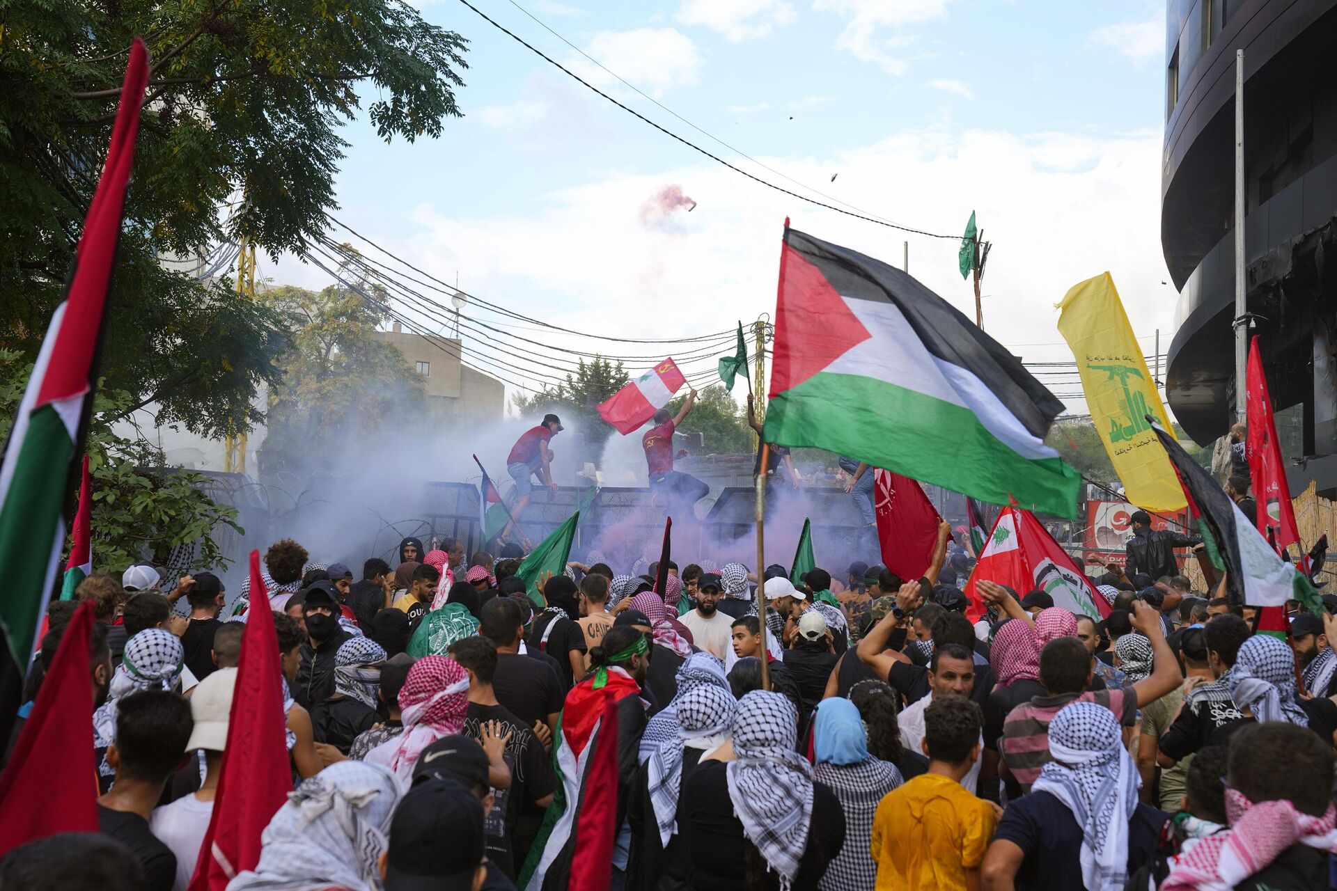 Protesto em apoio ao povo palestino no Líbano próximo à embaixada dos Estados Unidos. Beirute, 18 de outubro de 2023 - Sputnik Brasil, 1920, 19.10.2023