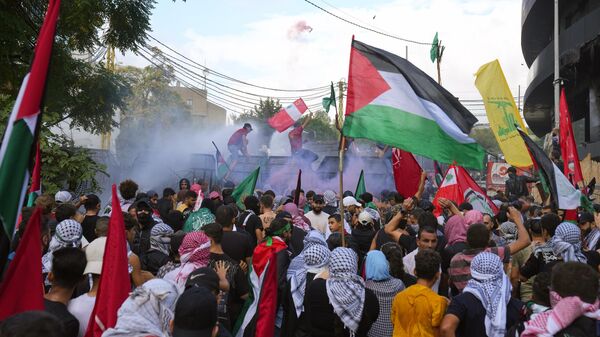 Protesto em apoio ao povo palestino no Líbano próximo à embaixada dos Estados Unidos. Beirute, 18 de outubro de 2023 - Sputnik Brasil