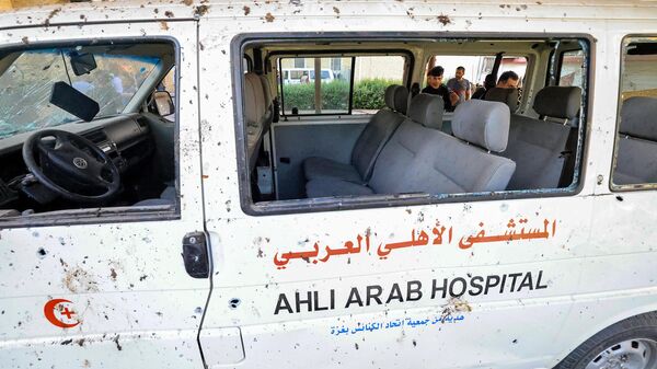 Esta foto tirada em 18 de outubro de 2023 mostra um veículo danificado pertencente ao hospital Ahli Arab, no centro de Gaza, após um ataque noturno naquele local - Sputnik Brasil