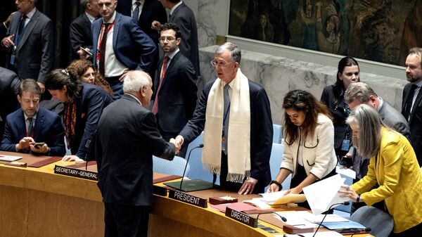 Embaixador da Palestina nas Nações Unidas, Riyad Mansour cumprimenta representante brasileiro na ONU, Sérgio França, durante sessão do Conselho de Segurança. Nova York, 16 de outubro de 2023 - Sputnik Brasil
