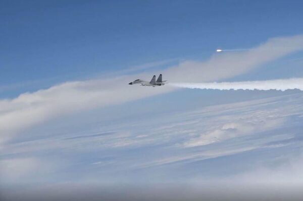 Imagens recém-lançadas pelo Departamento de Defesa dos EUA mostram um avião de combate do Exército chinês realizando uma interceptação coercitiva e arriscada contra um avião dos EUA que operava no mar do Sul da China e no mar da China Oriental - Sputnik Brasil