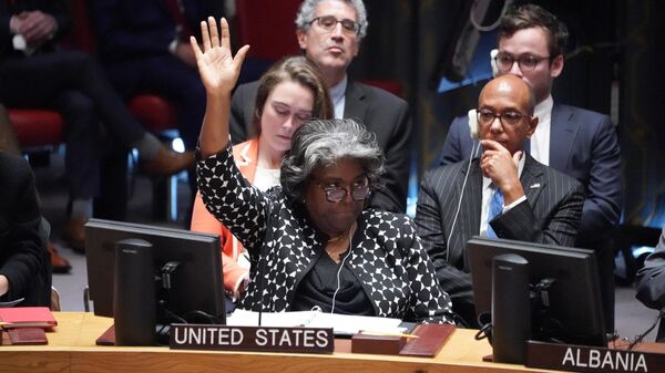 A embaixadora dos EUA nas Nações Unidas, Linda Thomas-Greenfield, vota resolução sobre a situação em Israel e Gaza em reunião do Conselho de Segurança sobre a situação no Oriente Médio, em 18 de outubro de 2023 - Sputnik Brasil