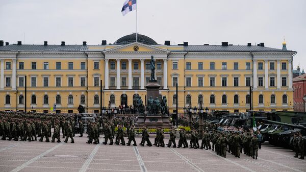 Soldados e outros militares finlandeses fazem fila para desfile nacional em comemoração ao Dia da Bandeira, na Praça do Senado (Senaatintori), em Helsinque, em 4 de junho de 2022 - Sputnik Brasil