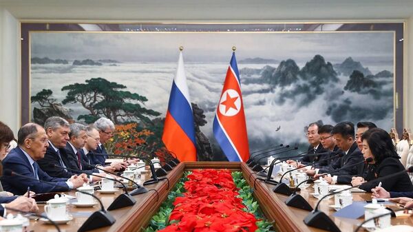 Sergei Lavrov, ministro das Relações Exteriores da Rússia (primeiro homem à esquerda), em reunião com a chanceler da Coreia do Norte, Choe Son-hui (à direita), em Pyongyang - Sputnik Brasil