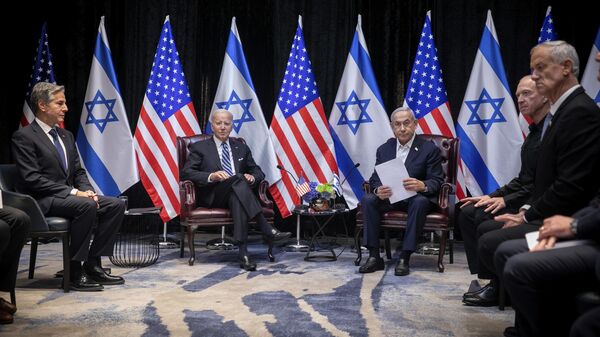 O presidente dos EUA, Joe Biden (centro-esquerda), faz pausa durante reunião com o primeiro-ministro israelense, Benjamin Netanyahu (centro-direita), em Tel Aviv, Israel, em 18 de outubro de 2023 - Sputnik Brasil