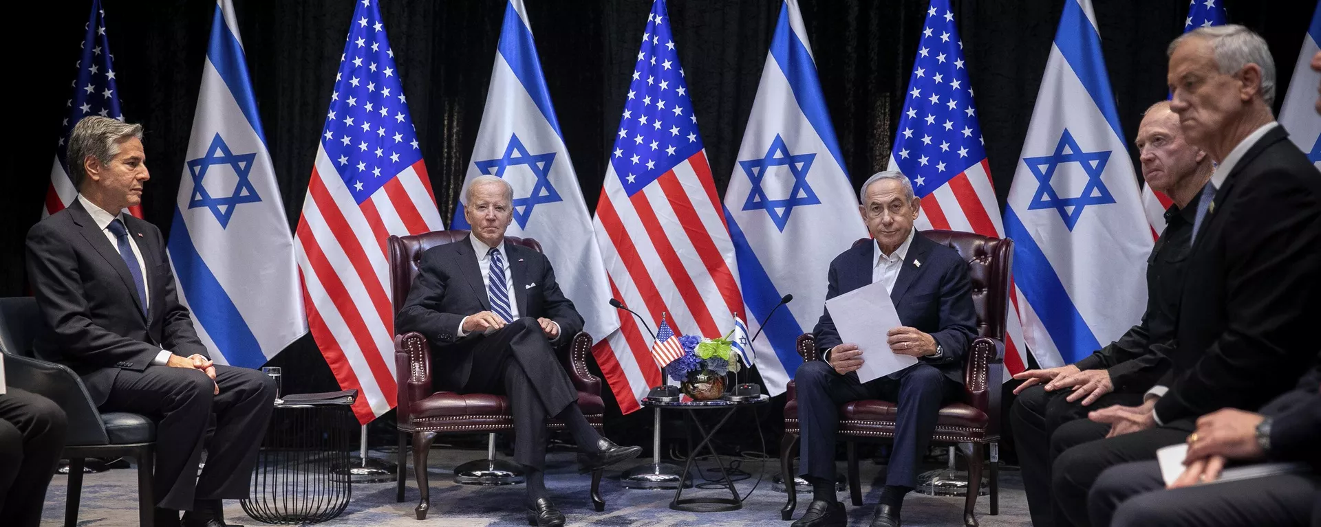 O presidente dos EUA, Joe Biden (centro-esquerda), faz pausa durante reunião com o primeiro-ministro israelense, Benjamin Netanyahu (centro-direita), em Tel Aviv, Israel, em 18 de outubro de 2023 - Sputnik Brasil, 1920, 03.08.2024