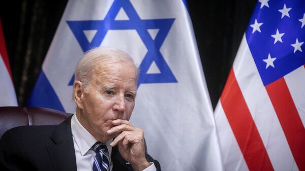 O presidente dos EUA, Joe Biden, durante reunião com o primeiro-ministro israelense, Benjamin Netanyahu, para discutir a guerra entre Israel e o Hamas, em Tel Aviv. Israel, 18 de outubro de 2023 - Sputnik Brasil