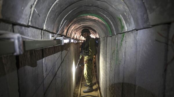 Oficial do Exército israelense em túnel supostamente usado por militantes palestinos para ataques transfronteiriços na fronteira Israel-Gaza, em 25 de julho de 2014 (foto de arquivo) - Sputnik Brasil