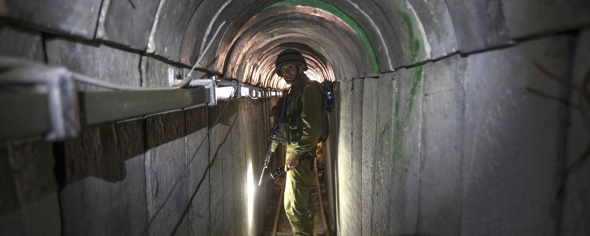Oficial do Exército israelense em túnel supostamente usado por militantes palestinos para ataques transfronteiriços, na fronteira Israel-Gaza, em 25 de julho de 2014 (foto de arquivo) - Sputnik Brasil, 1920, 19.10.2023