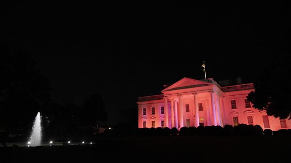 A Casa Branca está iluminada em rosa para o Mês de Conscientização sobre o Câncer de Mama, em 19 de outubro de 2023, em Washington - Sputnik Brasil