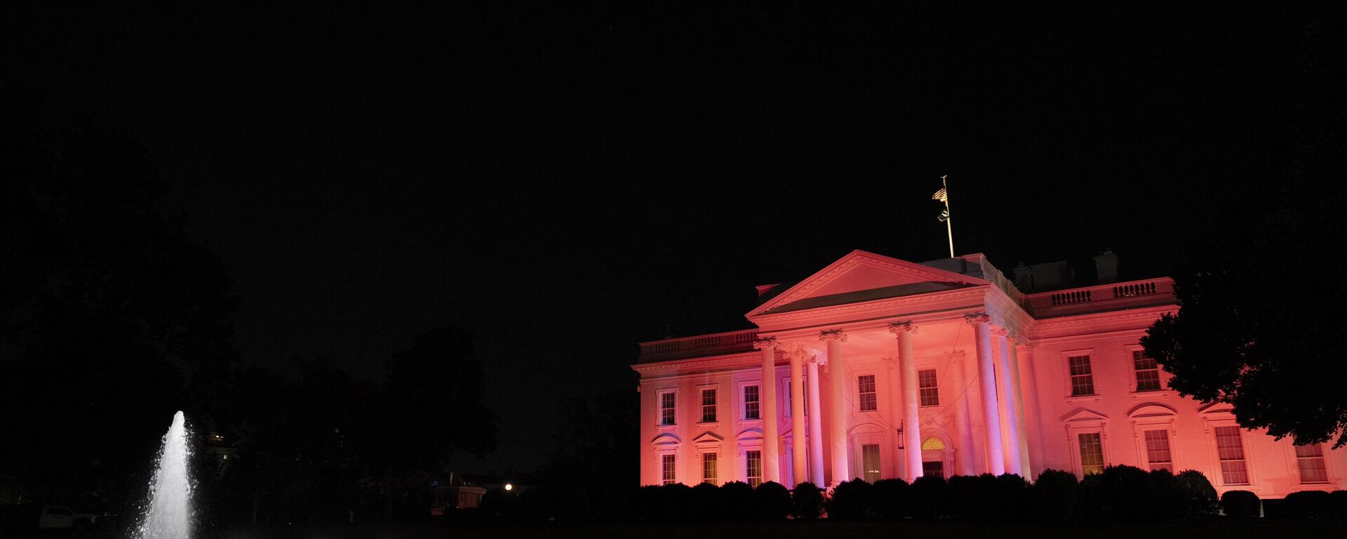 A Casa Branca está iluminada em rosa para o Mês de Conscientização sobre o Câncer de Mama, em 19 de outubro de 2023, em Washington - Sputnik Brasil, 1920, 06.08.2024