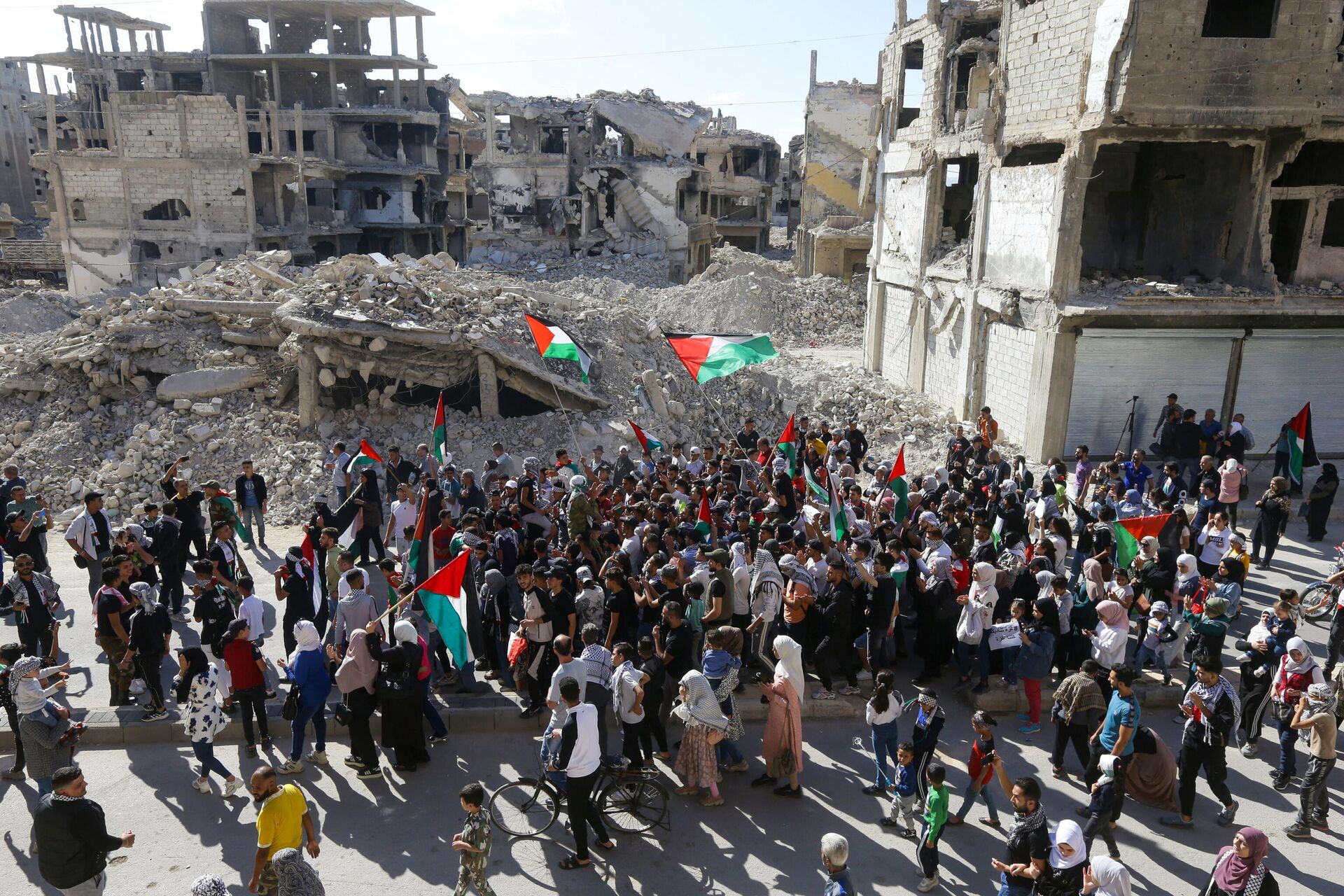 Pessoas marcham durante protesto pró-palestino no campo de refugiados palestinos Yarmuk, ao sul de Damasco, Síria, em 20 de outubro de 2023 - Sputnik Brasil, 1920, 20.10.2023