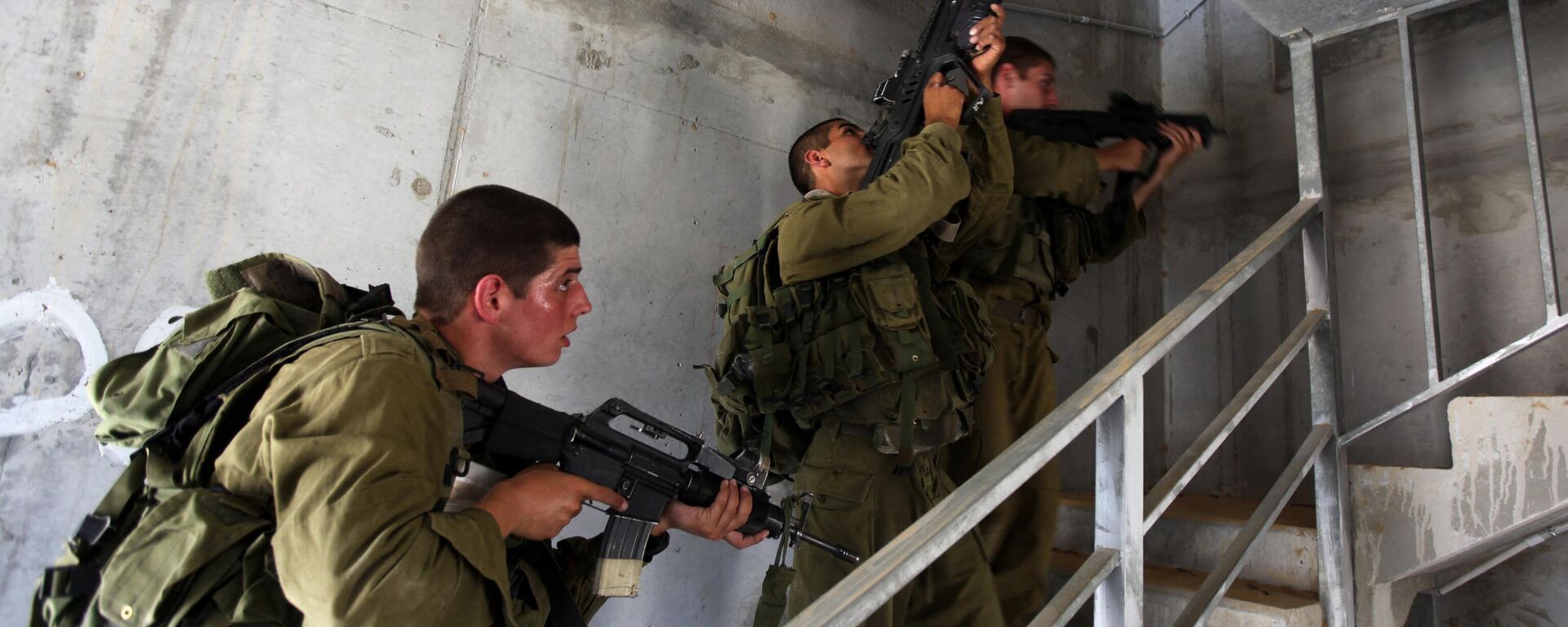Membros das forças de infantaria de Israel armados com rifles Tavor durante treinamento de combate urbano no dia 30 de junho de 2009, no Centro de Treinamento Urbano de Tzeelim, ao sul de Israel - Sputnik Brasil, 1920, 24.10.2023