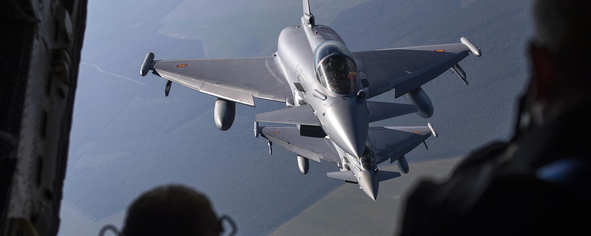 Caças a jato Eurofighter Typhoon da Força Aérea de Espanha participam da Missão de Policiamento Aéreo do Báltico da OTAN, no espaço aéreo da Lituânia, 12 de setembro de 2023 - Sputnik Brasil, 1920, 07.03.2025