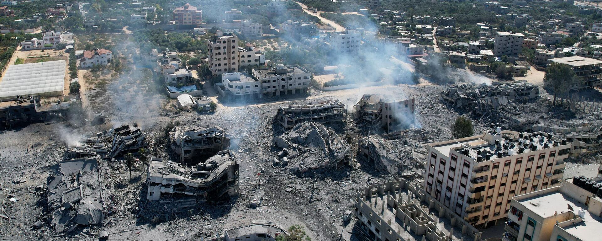 Prédios destruídos na cidade de Al-Zahra, Faixa de Gaza, em 20 de outubro de 2023, após bombardeio israelense durante a noite, em meio aos combates contínuos entre Israel e o grupo palestino Hamas - Sputnik Brasil, 1920, 21.10.2023