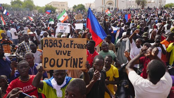 Nigerinos protestam pela saída da França do país. No cartaz, lê-se Abaixo a França, viva [Vladimir] Putin [presidente da Rússia]. Níger, 30 de julho de 2023 - Sputnik Brasil