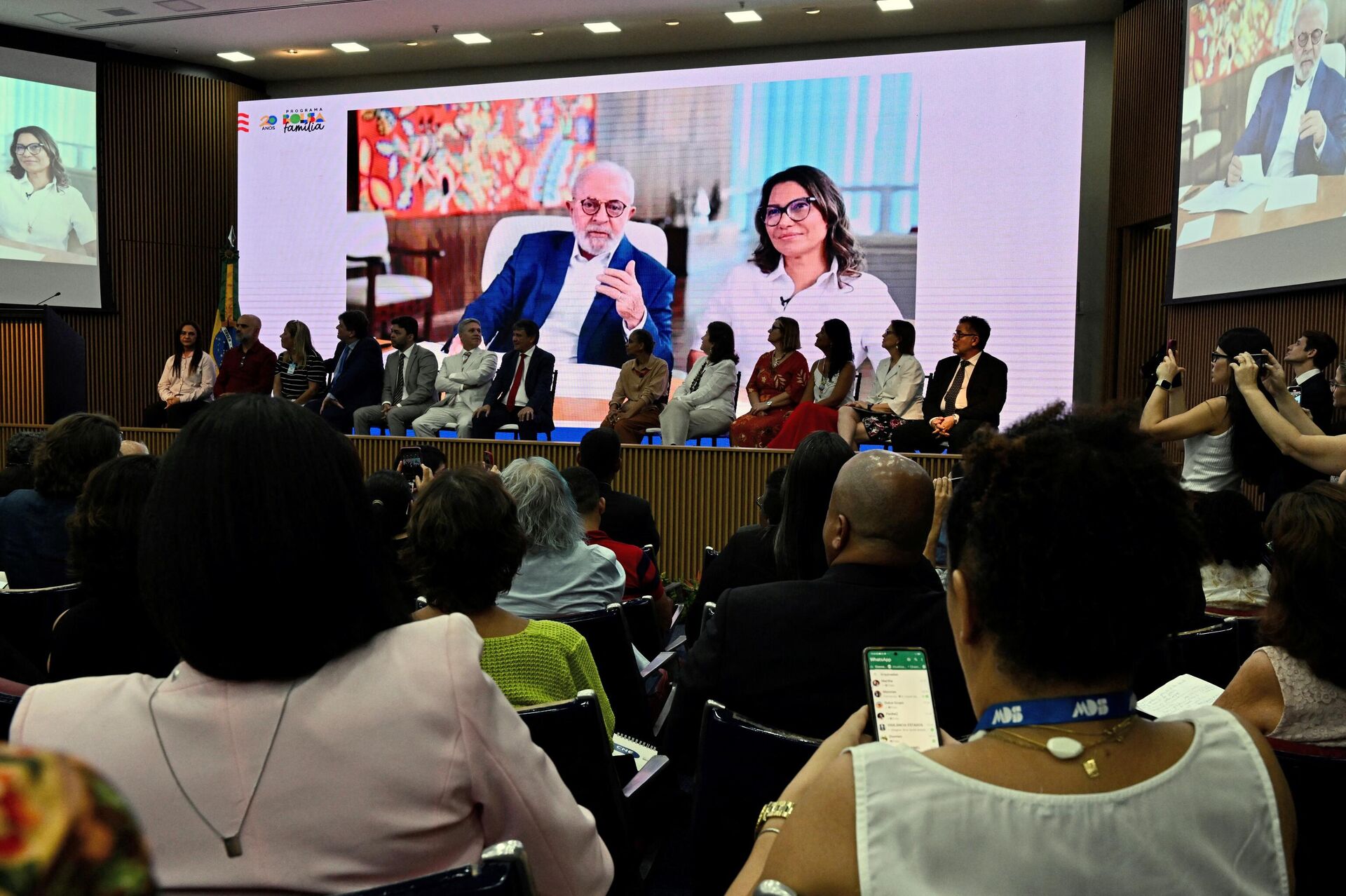 O presidente brasileiro Luiz Inácio Lula da Silva e a primeira-dama Rosângela da Silva participam por videoconferência da comemoração dos 20 anos da criação do Programa Bolsa Família, criado durante seu primeiro mandato e que atende famílias de baixa renda, em Brasília, 20 de outubro 2023 - Sputnik Brasil, 1920, 20.10.2023