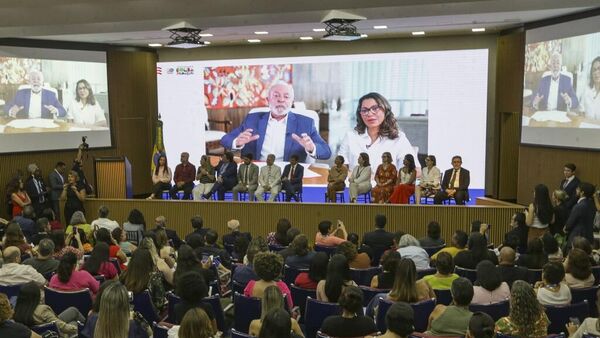 O presidente Luiz Inácio Lula da Silva e a primeira-dama Janja Lula da Silva participam, por videoconferência, de cerimônia comemorativa dos 20 anos de criação do programa Bolsa Família, em 20 de outubro de 2023 - Sputnik Brasil