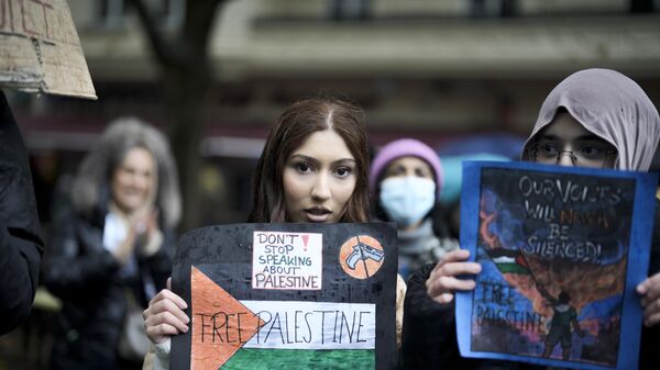Pessoas participam de protesto em Berlim para mostrar solidariedade ao povo palestino. Alemanha, 20 de outubro de 2023 - Sputnik Brasil